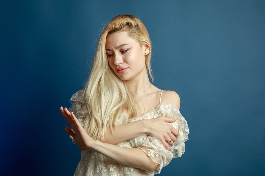 Blonde model with perfect root shadow and balayage