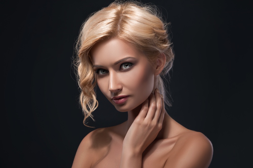 Dimensional blonde hair style with highlights and lowlights