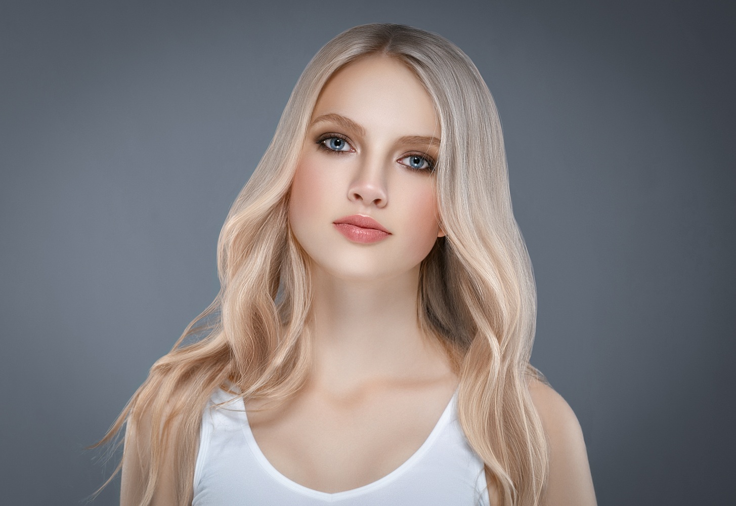 Beautiful blonde balayage hair style with natural highlights