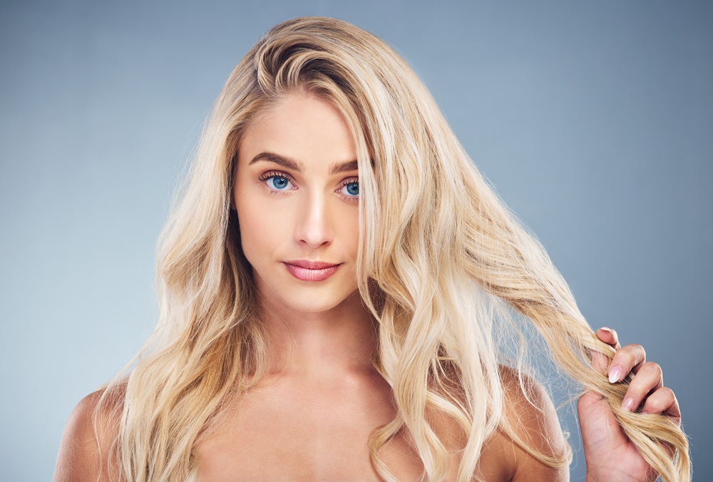 Classic platinum blonde hair style with elegant waves